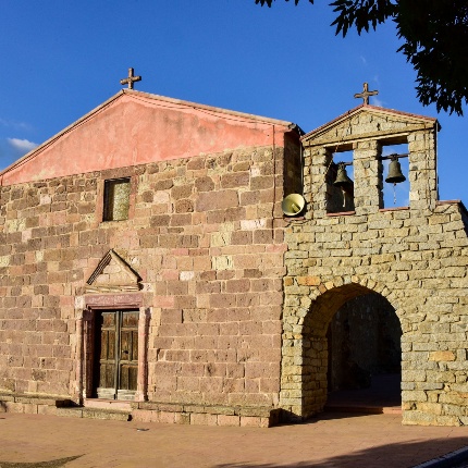 The facade in red trachyte and the bell tower on the right side, of a later period, in granite. (photoIvo Piras)