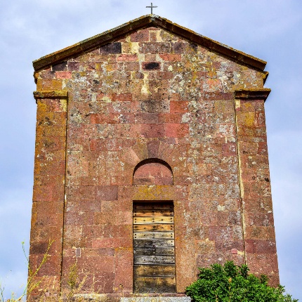 Facade of the single-nave plant. In the center opens the portal with lintel and raised semicircular arch. (photoIvo Piras)