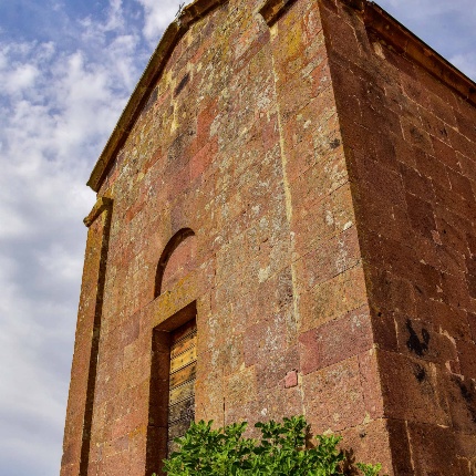 Chiesa campestre di San Saturnino. La facciata, molto lineare, è rinforzata negli spigoli da robuste paraste angolari (foto Ivo Piras)