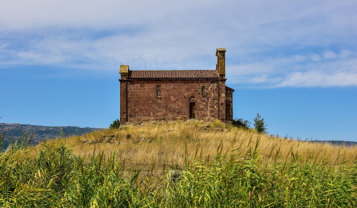 La chiesa, ad aula unica, è in cantoni vulcanici provenienti da cave locali
