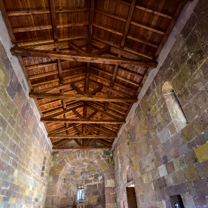Internal view of the nave with wooden roof and the apse at the end (photoIvo Piras)