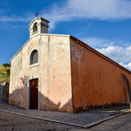 View of the facade and the side elevation (photoIvo Piras)