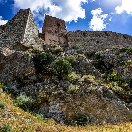 The castle seen from the bottom of the cliff (photoIvo Piras)