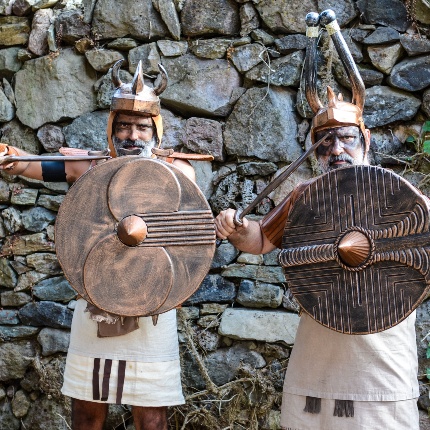 Sfilata della Tribù Nuragica con alcune riproduzione dei guerrieri nuragici (foto Angelo Marras)