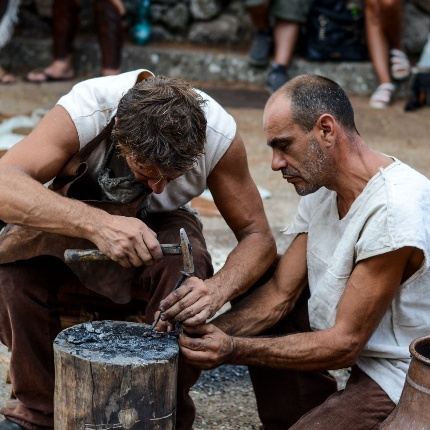 Realizzazione di un bronzetto nuragico, pulitura e rifinitura dell'artefatto (foto Angelo Marras)