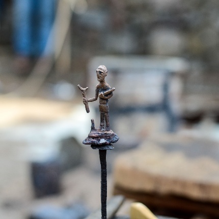 Primo piano del nuovo bronzetto nuragico realizzato (foto Angelo Marras)