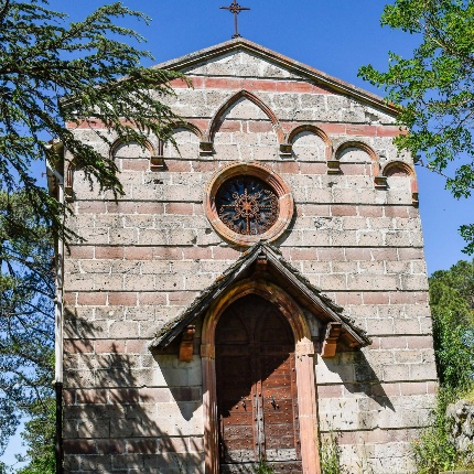 Facciata a spioventi realizzata in conci a filari alterni bicromi (foto Ivo Piras)