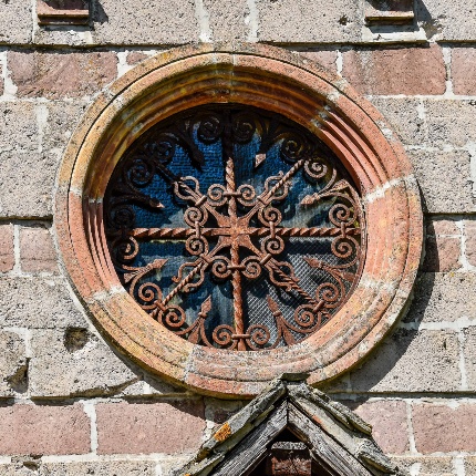 Rosone sopra il portale nella facciata (foto Ivo Piras)