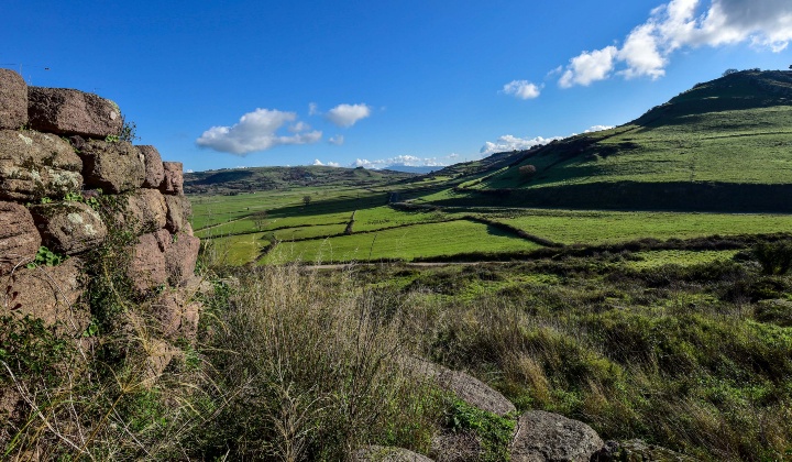 Da sopra il nuraghe la vista spazia su tutta la vallata circostante