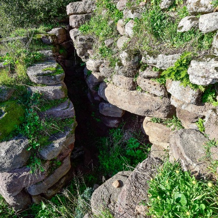 Architrave entrance to the keep, today invaded by the collapse (photoIvo Piras)