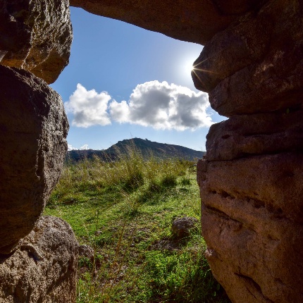 Architraved entrance seen from the inside (photoIvo Piras)