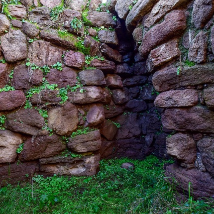 Niche carved out in the wall structure of the nuraghe (photoIvo Piras)