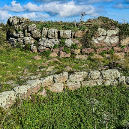 Nearby you can see the remains of a village made up of circular huts. (photoIvo Piras)