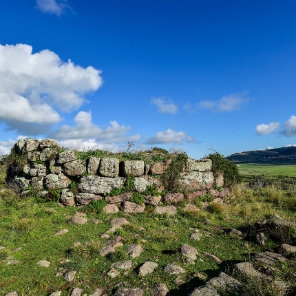 Nuraghe Corru Oes. Monotorre con un villaggio di capanne circolari nelle vicinanze, sorge su un piccolo pianoro (foto Ivo Piras)