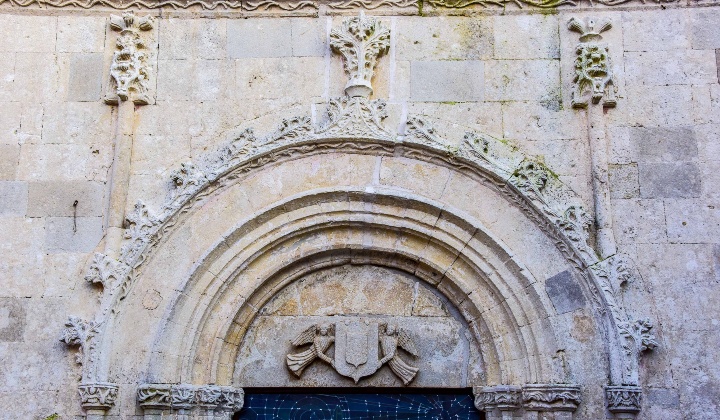 Il portale gigliato a colonnine e cornici scolpite