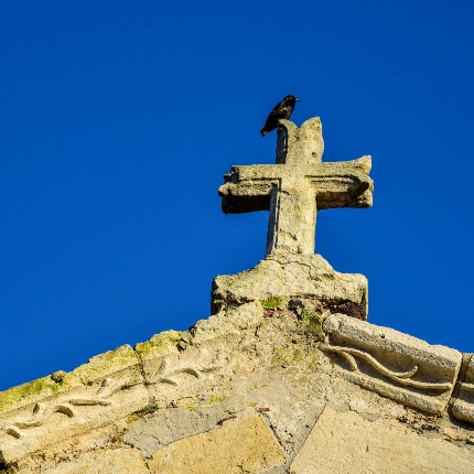 La croce che sormonta la facciata (foto Ivo Piras)