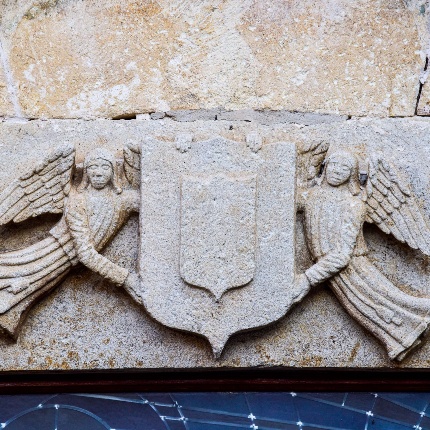 Dettaglio dello stemma gentilizio sopra il portone: uno scudo sostenuto da due angeli serafini (foto Ivo Piras)