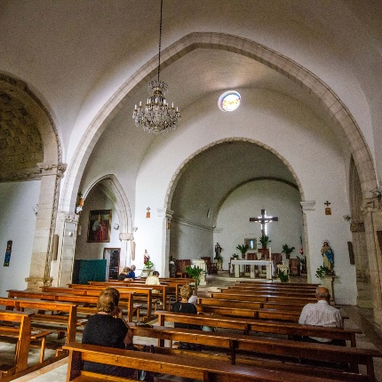 Veduta dell'interno con la navata unica e le cappelle laterali aggiunte successivamente (foto Angelo Marras)
