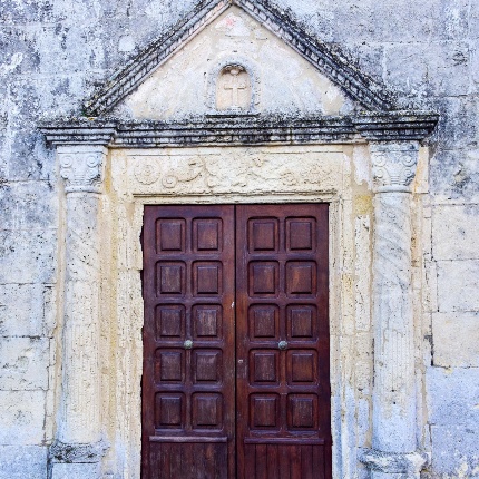 Gabled facade with a beautiful linteled portal delimited by columns, part twisted and part fluted. (photoIvo Piras)