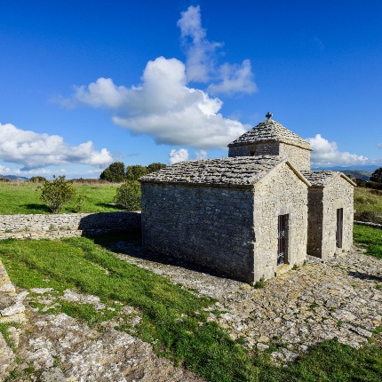 The wall coverings are made of large-sized blocks of white limestone. (photoIvo Piras)
