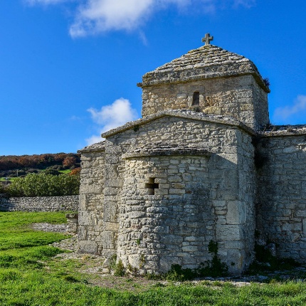 Apse with a small cross window (photoIvo Piras)