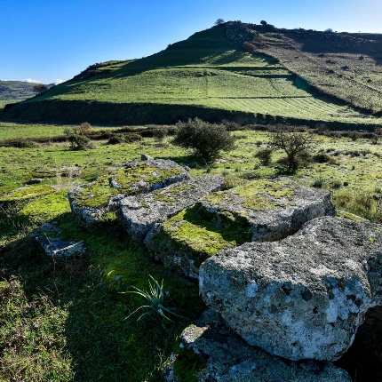 Giant's tomb. Covering slabs of the burial chamber. (photoIvo Piras)