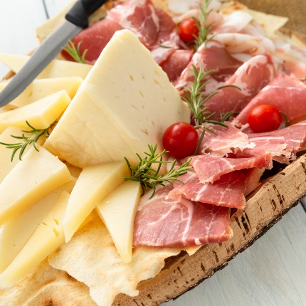 A platter of Sardinian cheeses and cured meats. (photoAlessio Orrù - stock.adobe.com)