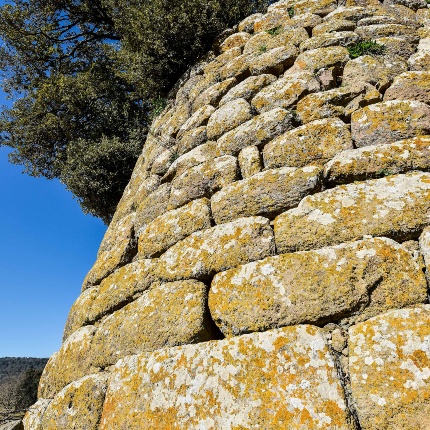 Detail of the masonry and the imposing lintel above the entrance. (photoIvo Piras)