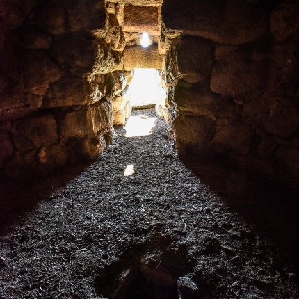 The central room with a small well in the middle of the floor (photoIvo Piras)