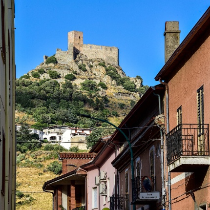 Scorcio del paese con il castello di Burgos (foto Ivo Piras)
