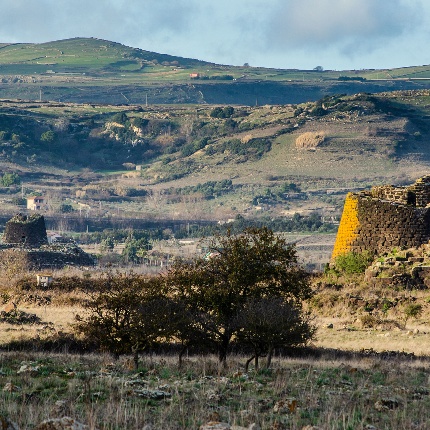 Nuraghe Oes a destra e in lontananza il nuraghe Santu Antine (foto Giuseppe Lonis)