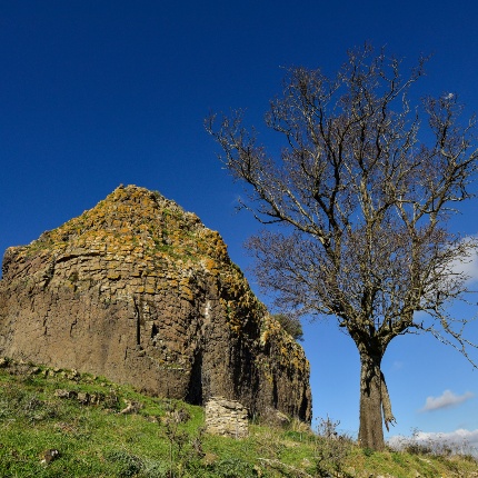 Il neck vulcanico visto da est (foto Ivo Piras)
