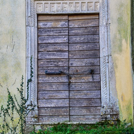 Portale tardo cinquecentesco con motivi ornamentali (foto Ivo Piras)