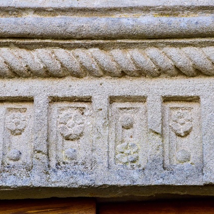 Particolari floreali sopra il portale laterale (foto Ivo Piras)