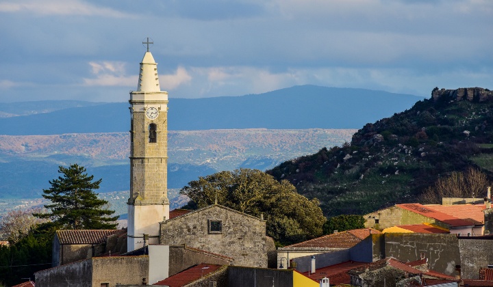 Veduta del campanile e la parte alta della facciata