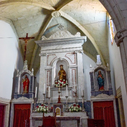 Altare con la caratteristica croce di Sant'Andrea (foto Ivo Piras)
