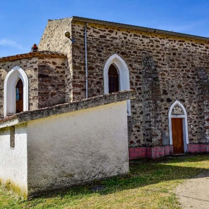 La chiesa costruita a metà del '900 presenta linee neogotiche. Sullo sfondo l'omonimo nuraghe (foto Ivo Piras)