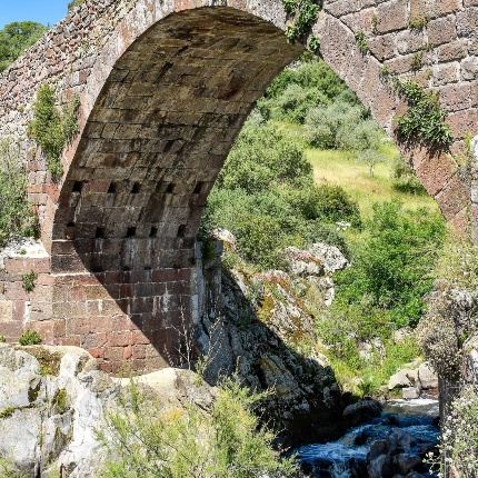 Ponti Etzu. Costruito sul Tirso in età Giudicale con tre campate a tutto sesto (foto Ivo Piras)
