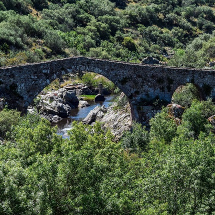 Transformed by the Pisans into a humpback bridge, it has three full-arch spans, with the central one wider and higher than the side ones. (photoIvo Piras)