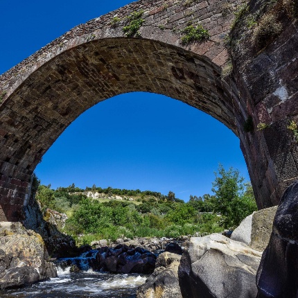 The imposing central arch seen from below. (photoIvo Piras)