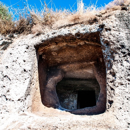 Door with frame and lintel (photoGiuseppe Lonis)