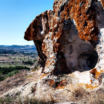 The rocky front with a wide view over the valley (photoGiuseppe Lonis)