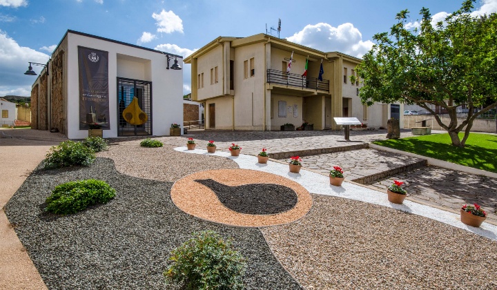 L'ingresso e il giardino visto dall'esterno