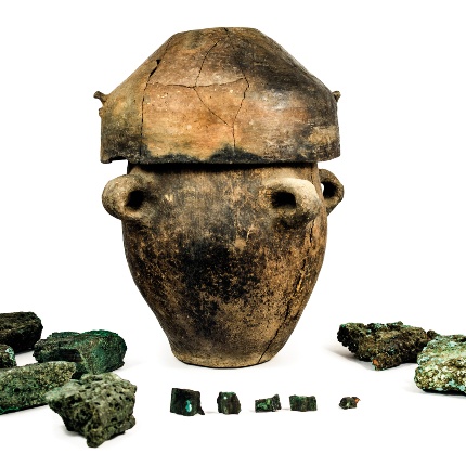 Squared vase with bowl/lid and fragments of copper ingots (photoGiuseppe Lonis)