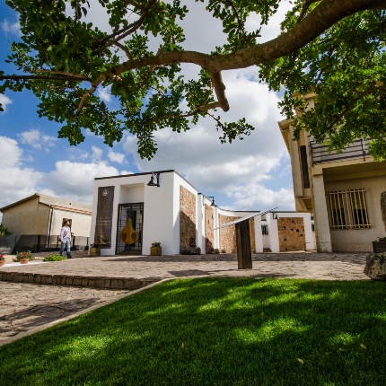 Il museo archeologico e il municipio (foto Giuseppe Lonis)
