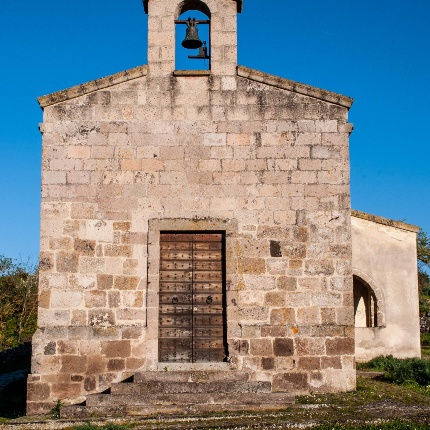 Chiesa campestre di San Giacomo. Prospetto frontale dell'edificio in stile romanico (foto Giuseppe Lonis)