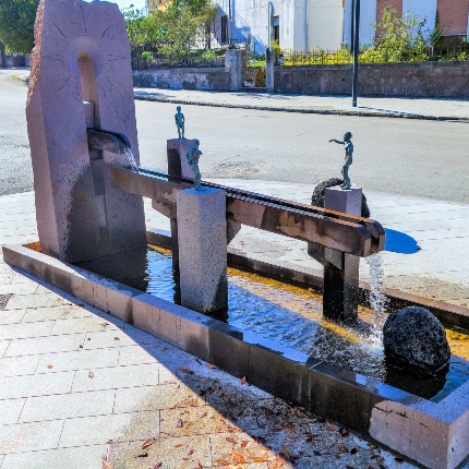Fontana in stile moderno nel centro abitato (foto Giuseppe Lonis)