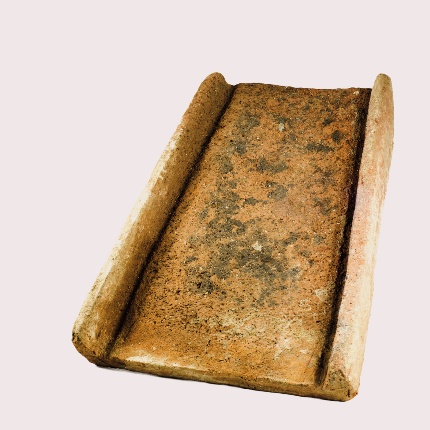 Bipedal tile of the original roofing (photoGiuseppe Lonis)