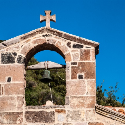 Detail on the bell gable located at the top of the facade (photoGiuseppe Lonis)