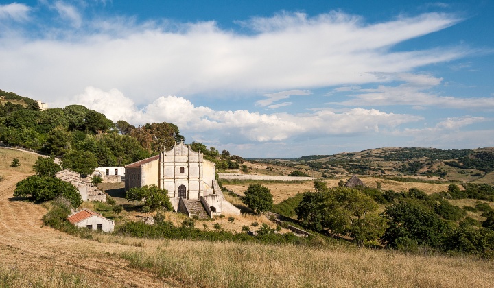 The sanctuary, located in an elevated position, could perhaps in ancient times have served as the parish church of a village then abandoned.
